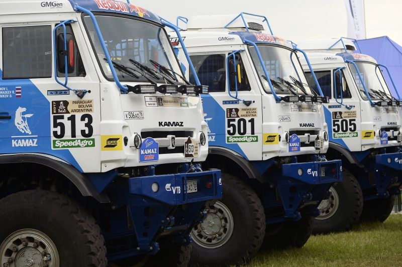 camiones-de-kamaz-master-con-neumaticos-continental