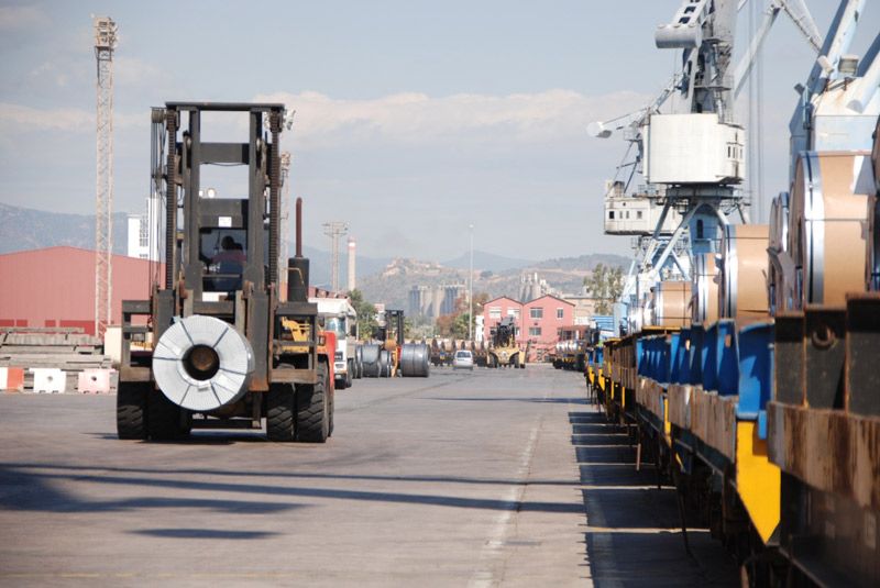 carga-bobinas-acero-en-tren-puerto-sagunto-siderurgicos