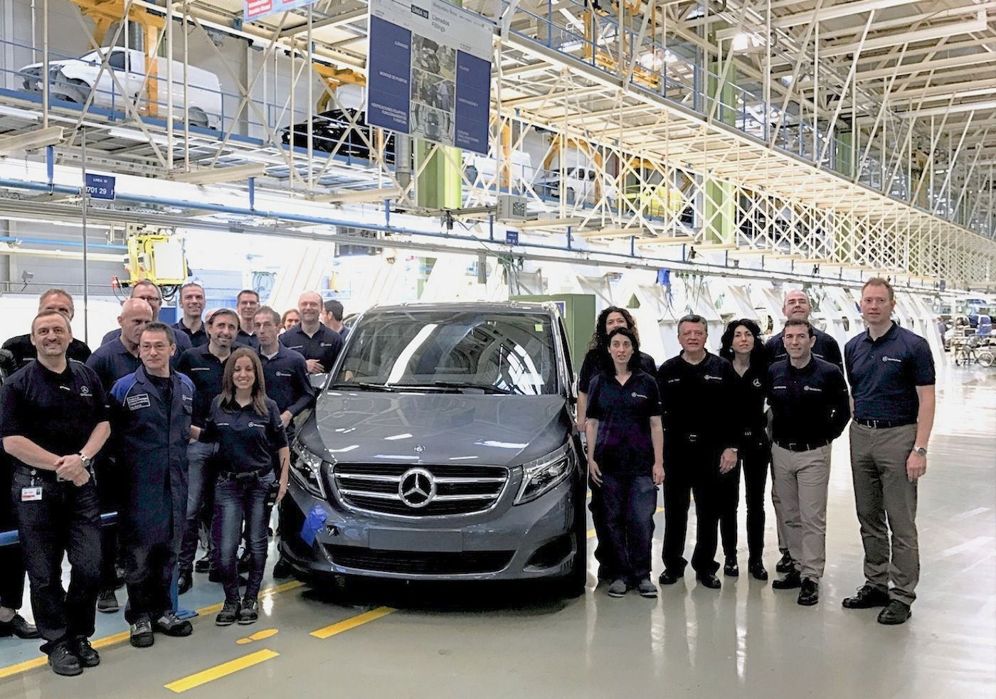 Mercedes celebra la fabricacion de 100000 V-Cass en Vitoria