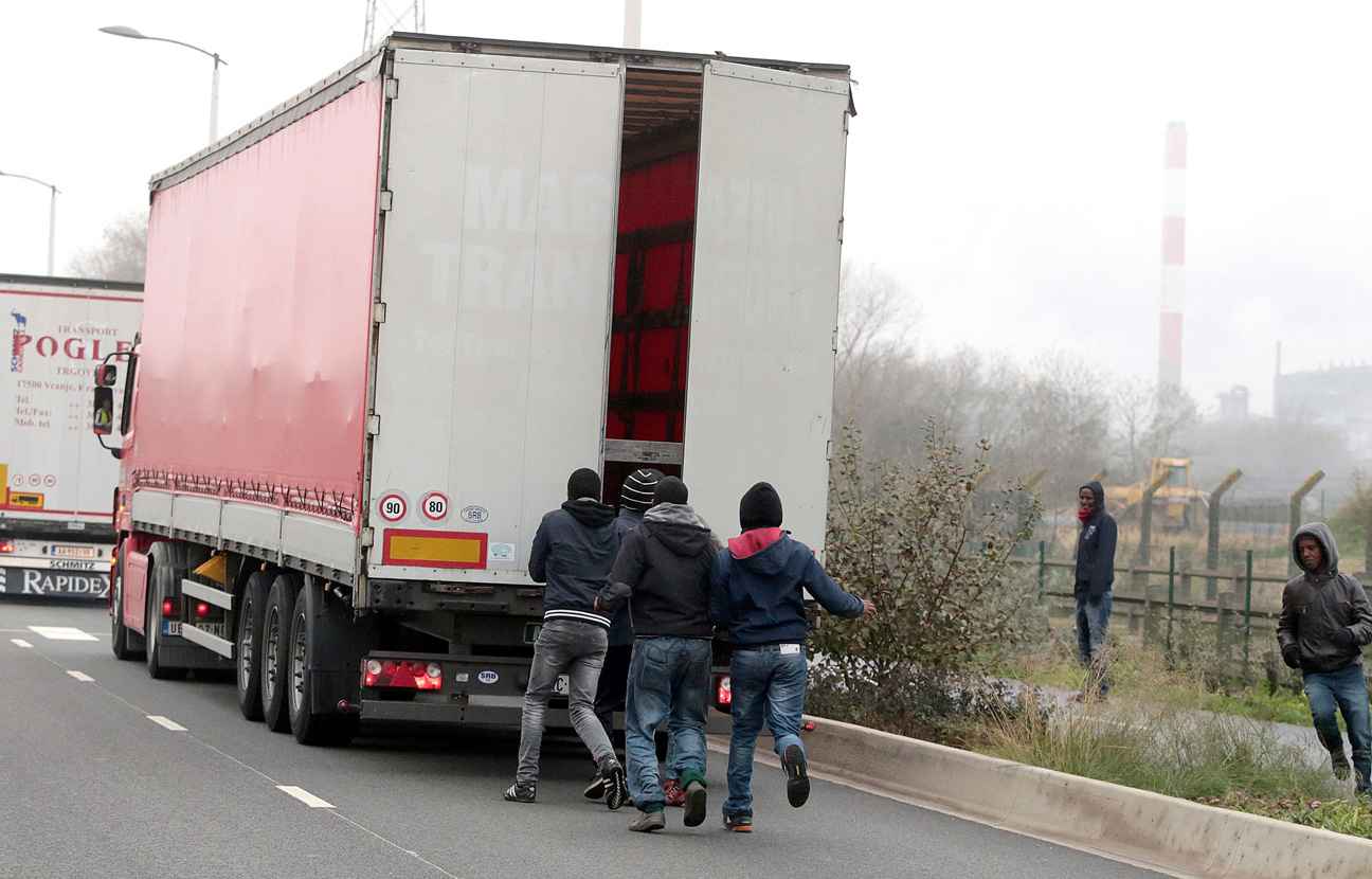 inmigrantes-abordan-un-camion-en-las-inmediaciones-de-calais