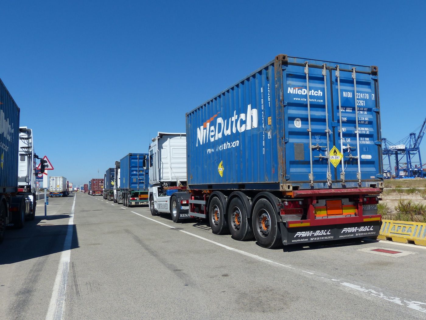 camiones-en-espera-en-isla-verde-exterior camiones-en-espera-en-isla-verde-exterior