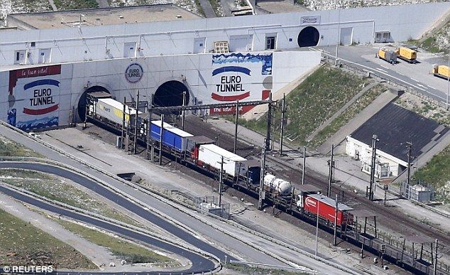 trafico-de-camiones-embarcados-para-atravesar-el-eurotunnel