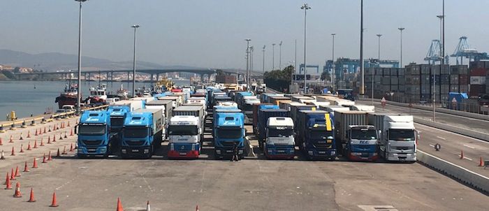 Camiones esperando en la entrada de APM Terminals Algeciras el martes 11 de julio