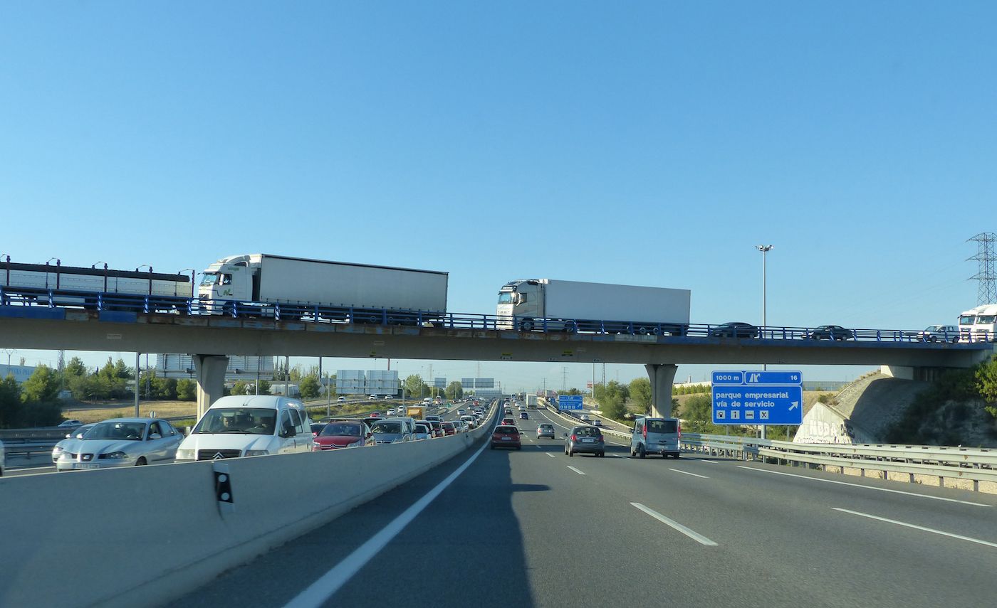 camiones-en-puente-por-encima-autopista-carretera-transporte