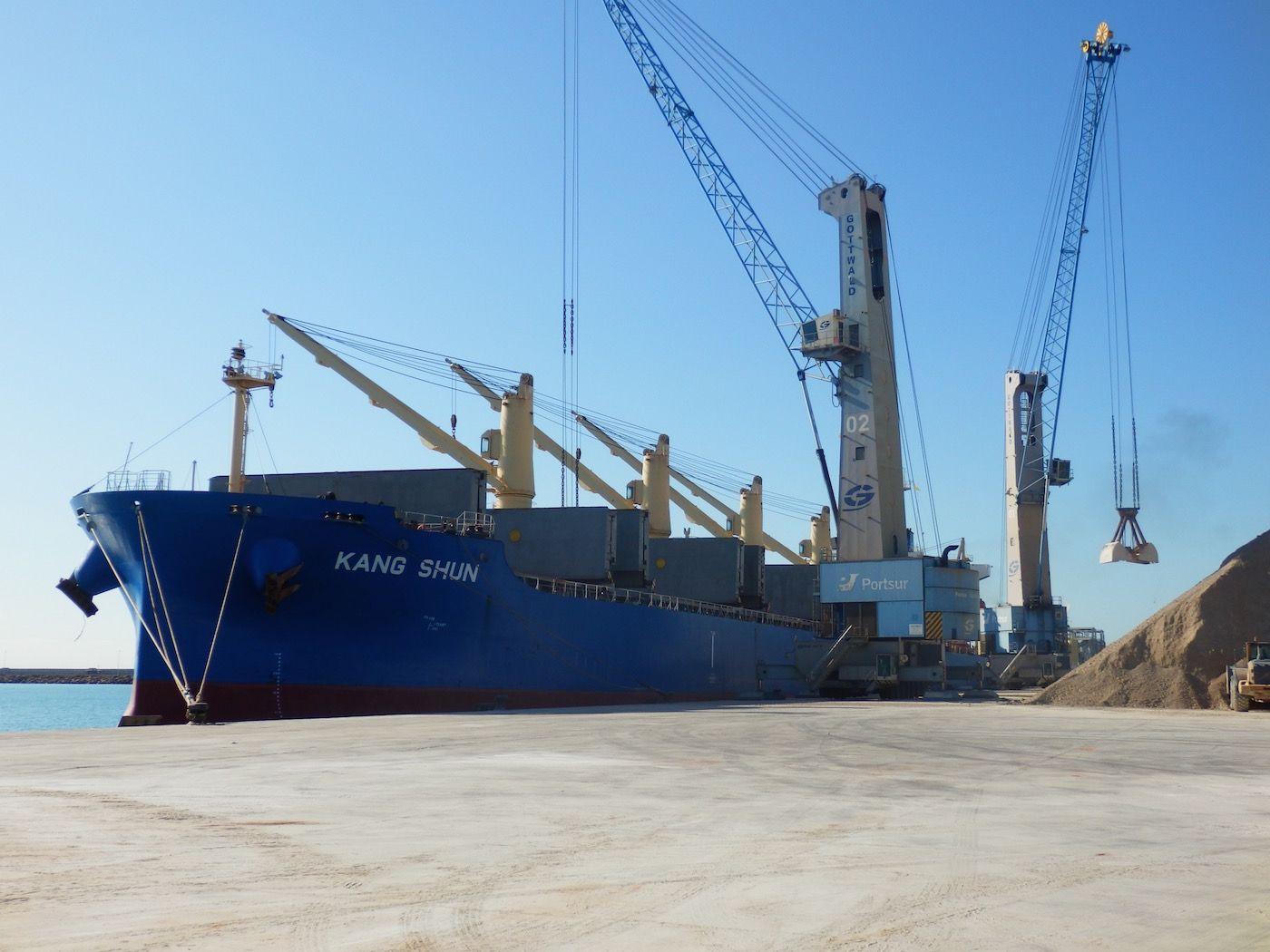Llega al puerto de Castellon el buque cargado de arcilla mas grande de su historia