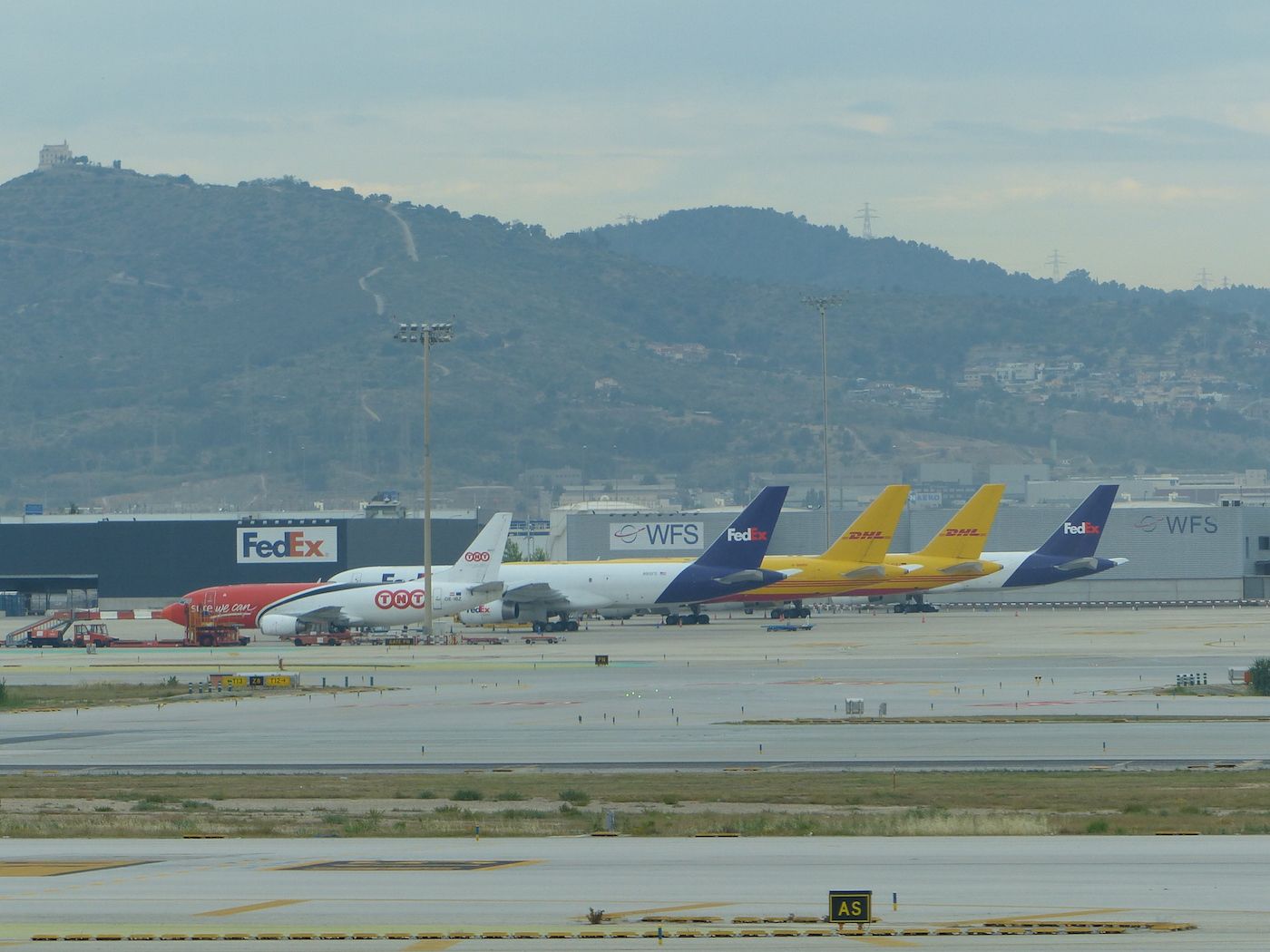aviones-de-fedex-dhl-y-tnt-en-aeropuerto-barcelona