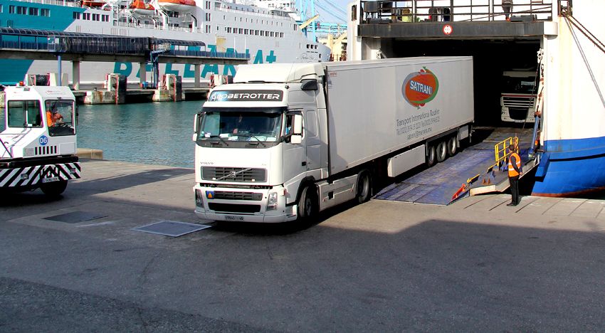 intermodalidad-camiones-desembarcando-en-algeciras