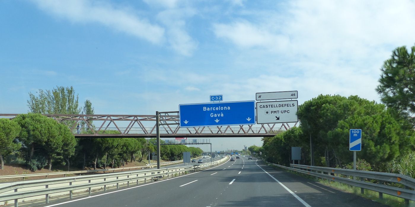 carretera-c-32-a-castelldefells-y-barcelona-carteles-sin-trafico