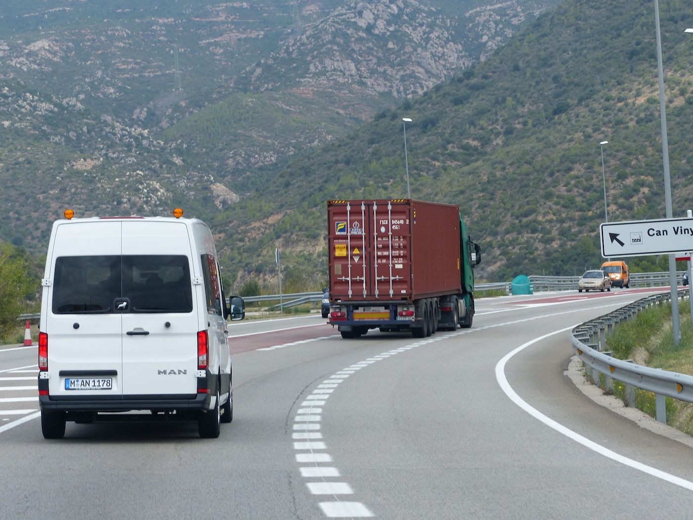 carretera-camion-portacontenedor-con-furgoneta-man-tge