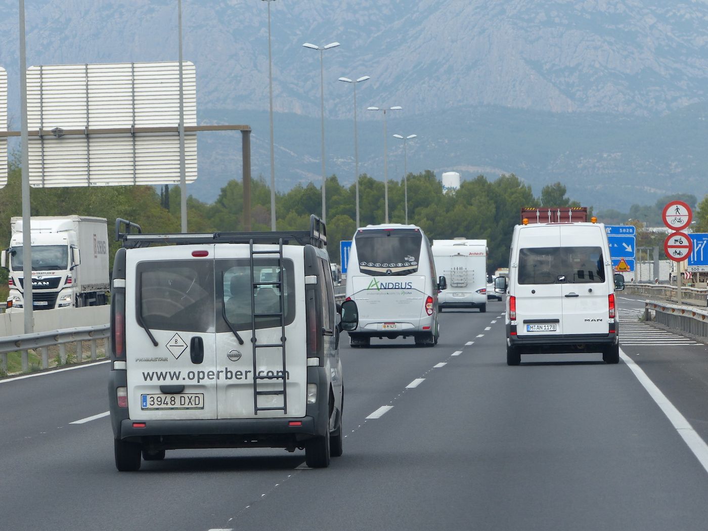 furgonetas-vehiculos-comerciales-circulando-por-carretera