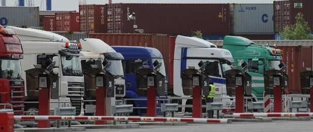 camiones-en-el-puerto-de-hamburgo