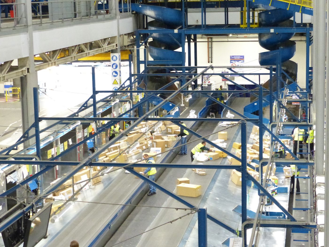 tratamiento-de-paquetes-en-el-hub-de-fedex-en-el-aeropuerto-parisino-de-charles-de-gaulle