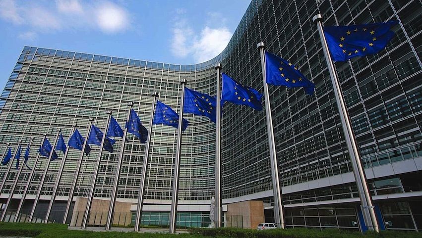 banderas-ante-la-sede-de-la-comision-europea