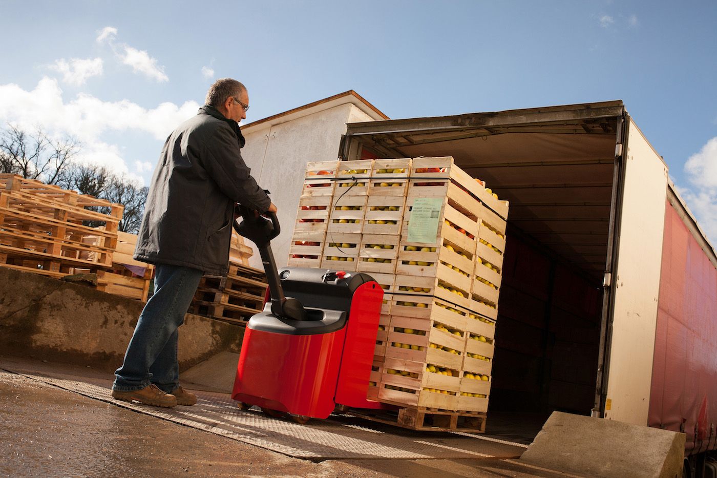 transpaleta-carga-cajas-fruta-en-camion