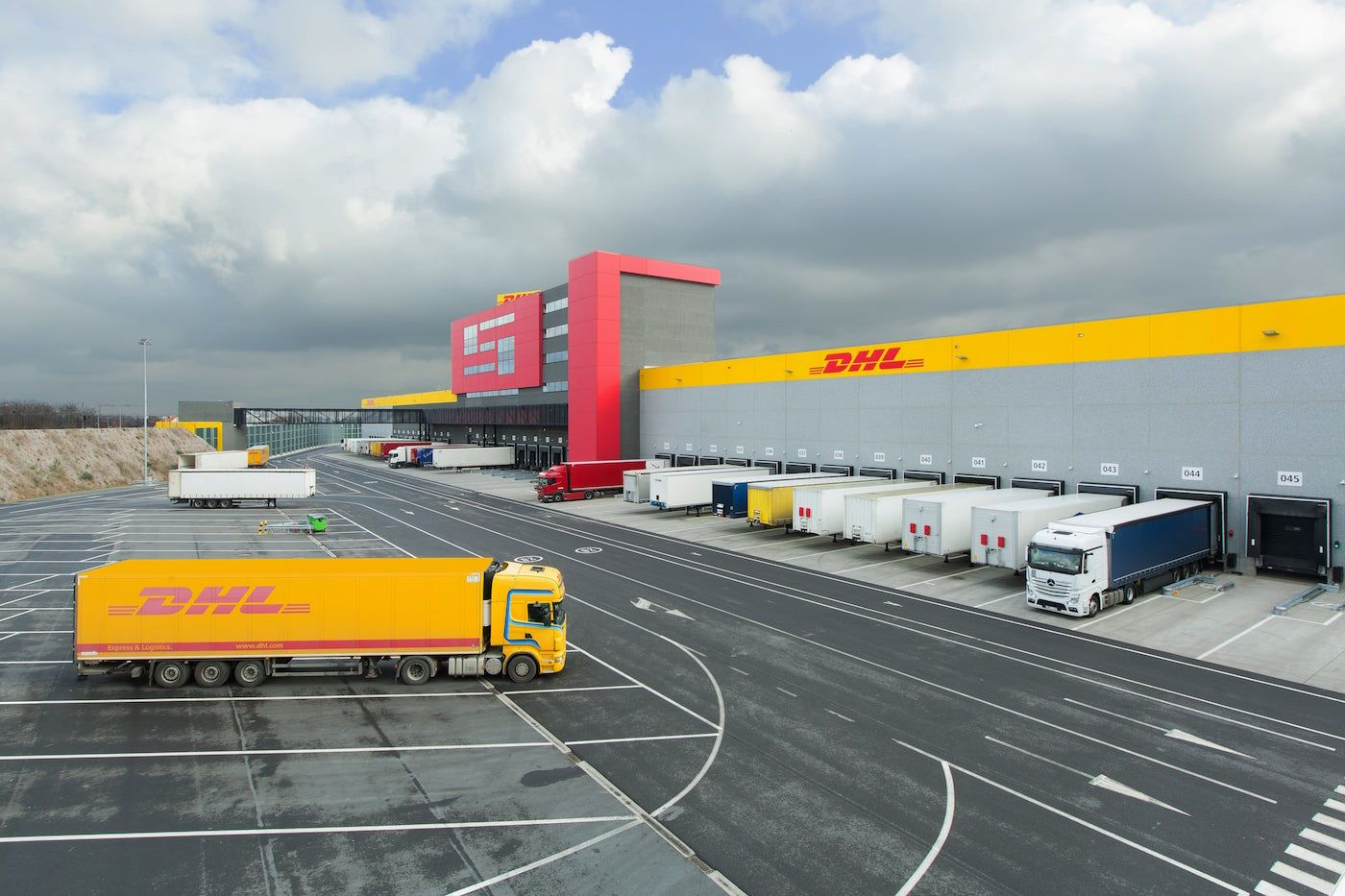 exterior-hub-dhl-bruselas