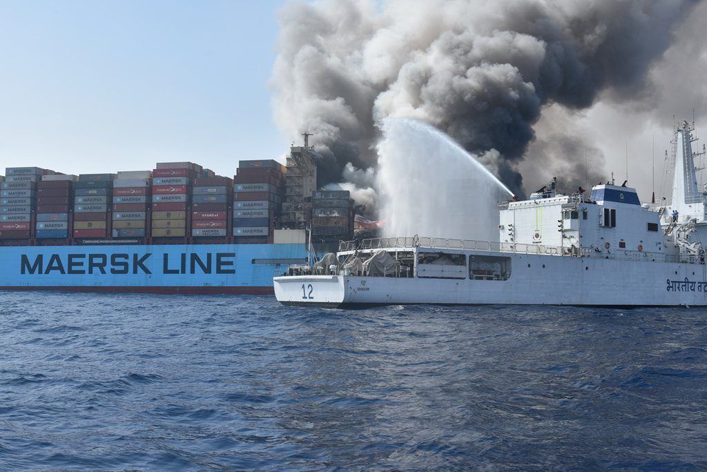 maersk-portacontenedores-fuego