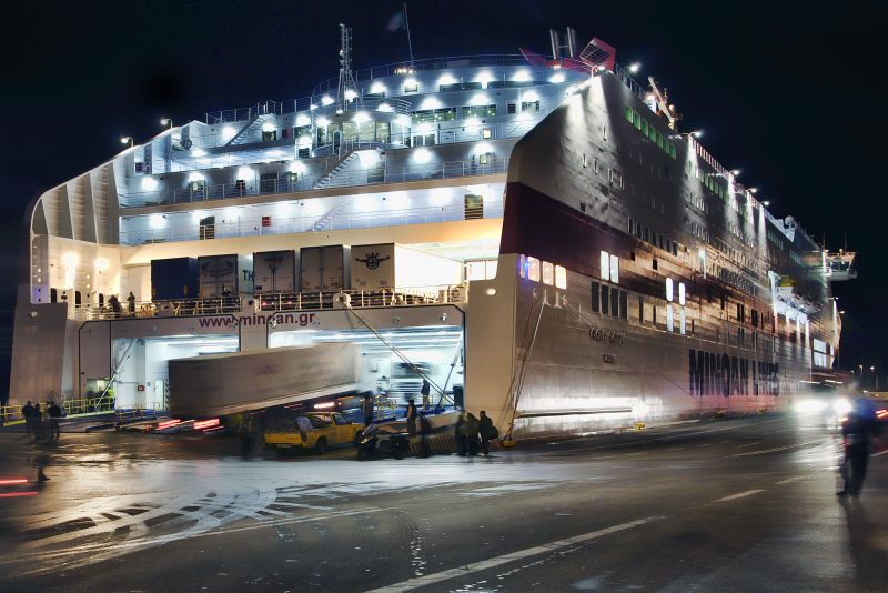 minoan-lines-ferry-nocturna-carga-camiones-ro-ro