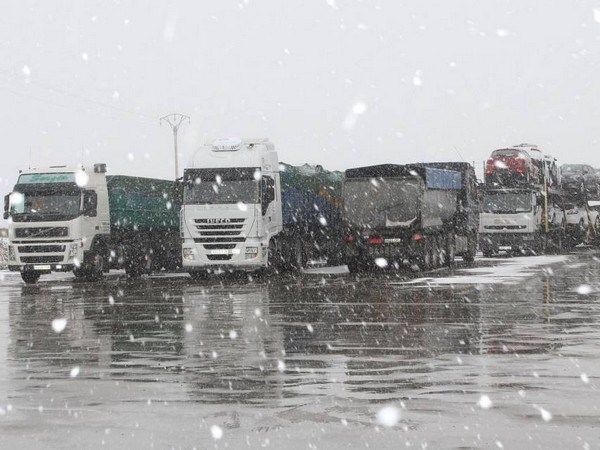camiones-retenidos-por-el-temporal-de-viento-y-nieve