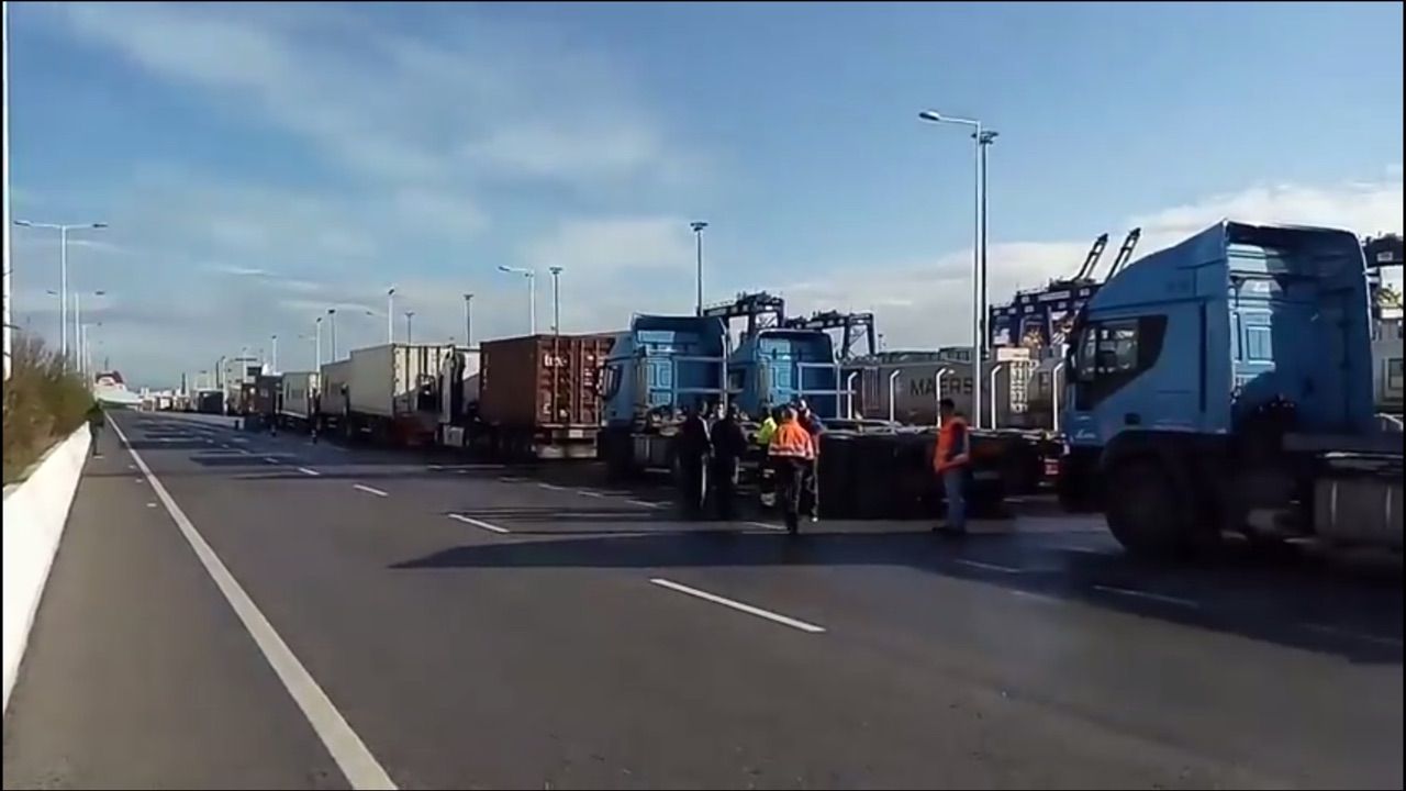 colas-de-camiones-en-el-puerto-de-algeciras