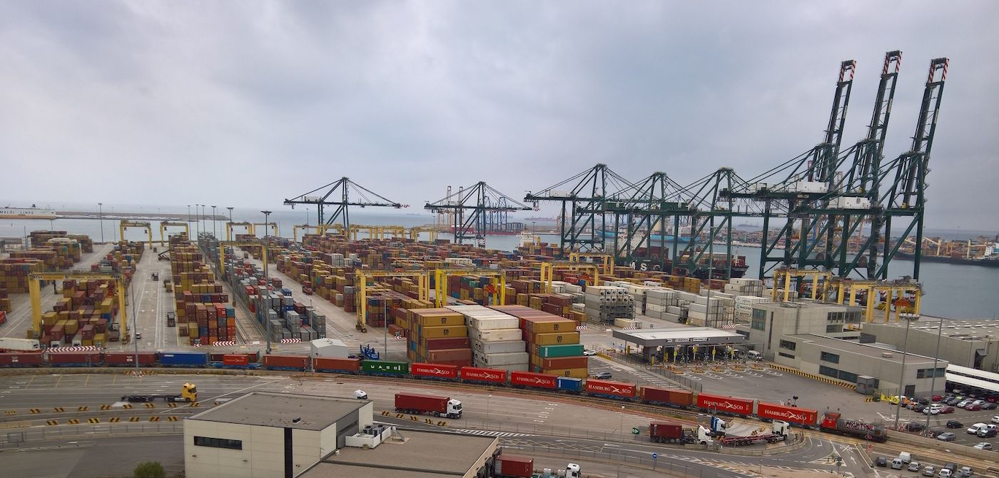 contenedores-en-el-puerto-de-valencia contenedores-en-el-puerto-de-valencia