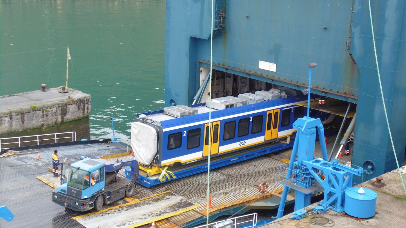 embarque-de-vagones-en-la-nueva-linea-de-uecc-en-el-puerto-de-pasajes