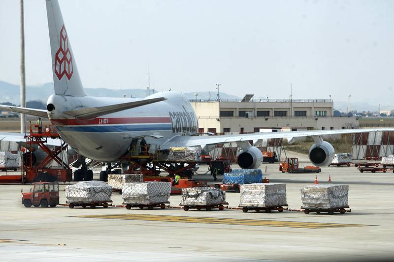 avion-carguero-de-cargolux-en-el-aeropuerto-zaragoza