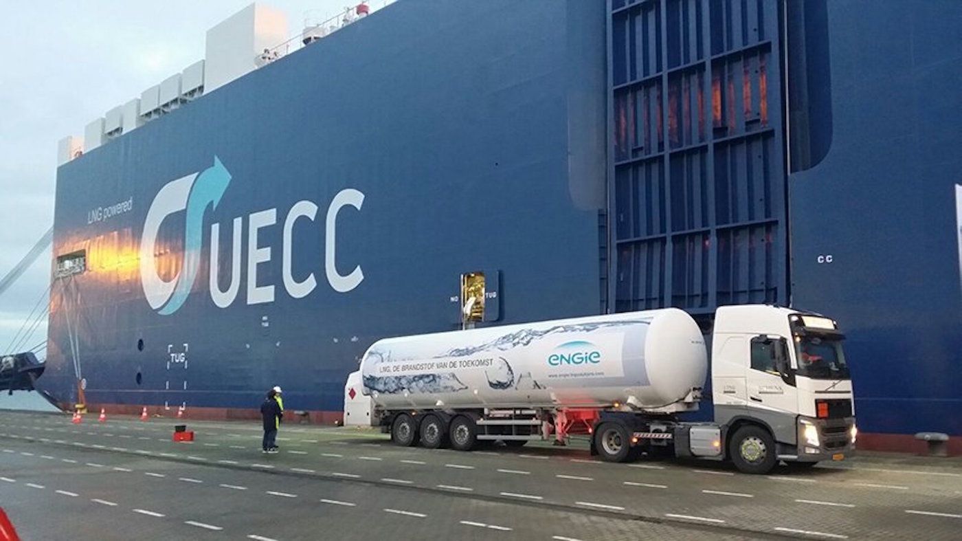 carga-de-gnl-en-operacion-de-bunkering-cisterna-barco