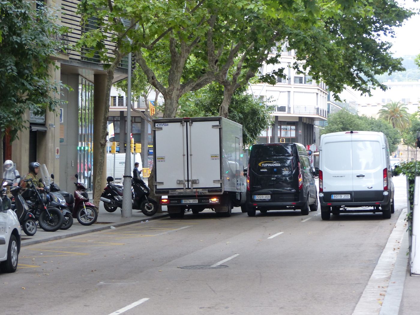 tres-furgonetas-en-paralelo-en-barcelona