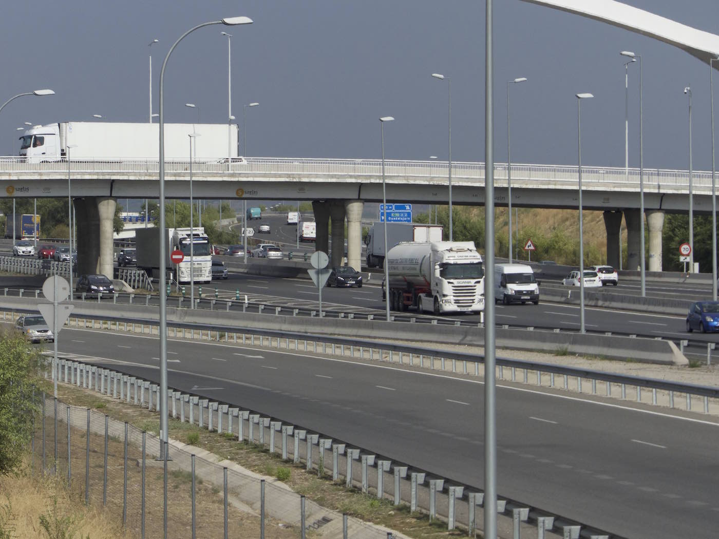 camion-camiones-transporte-carretera-a-dos-niveles-con-bifurcacion-en-n2-torrejon camion-camiones-transporte-carretera-a-dos-niveles-con-bifurcacion-en-n2-torrejon