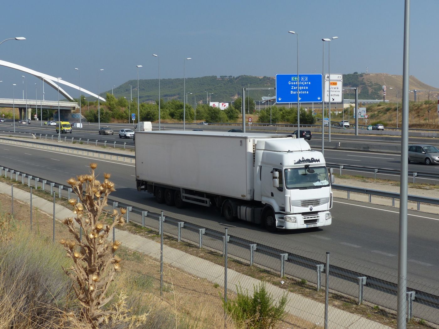 camion-camiones-transporte-carretera-frigo-blanco-con-renault-midlum-en-n2-a-su-paso-por-torrejon-y-cartel-guadalajara