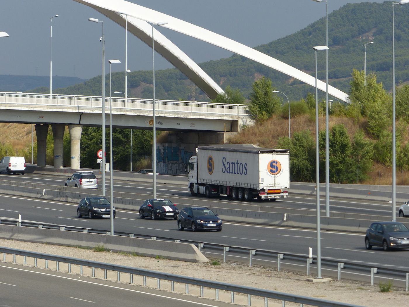 camion-camiones-transporte-carretera-transportes-santos-en-n2-a-su-paso-por-torrejon