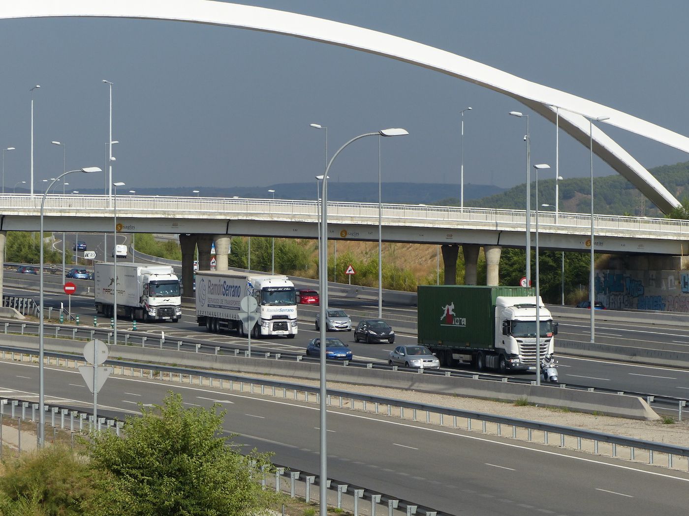 camion-camiones-transporte-carretera-varios-marcotran-y-ramon-serrano-en-n2-a-su-paso-por-torrejon