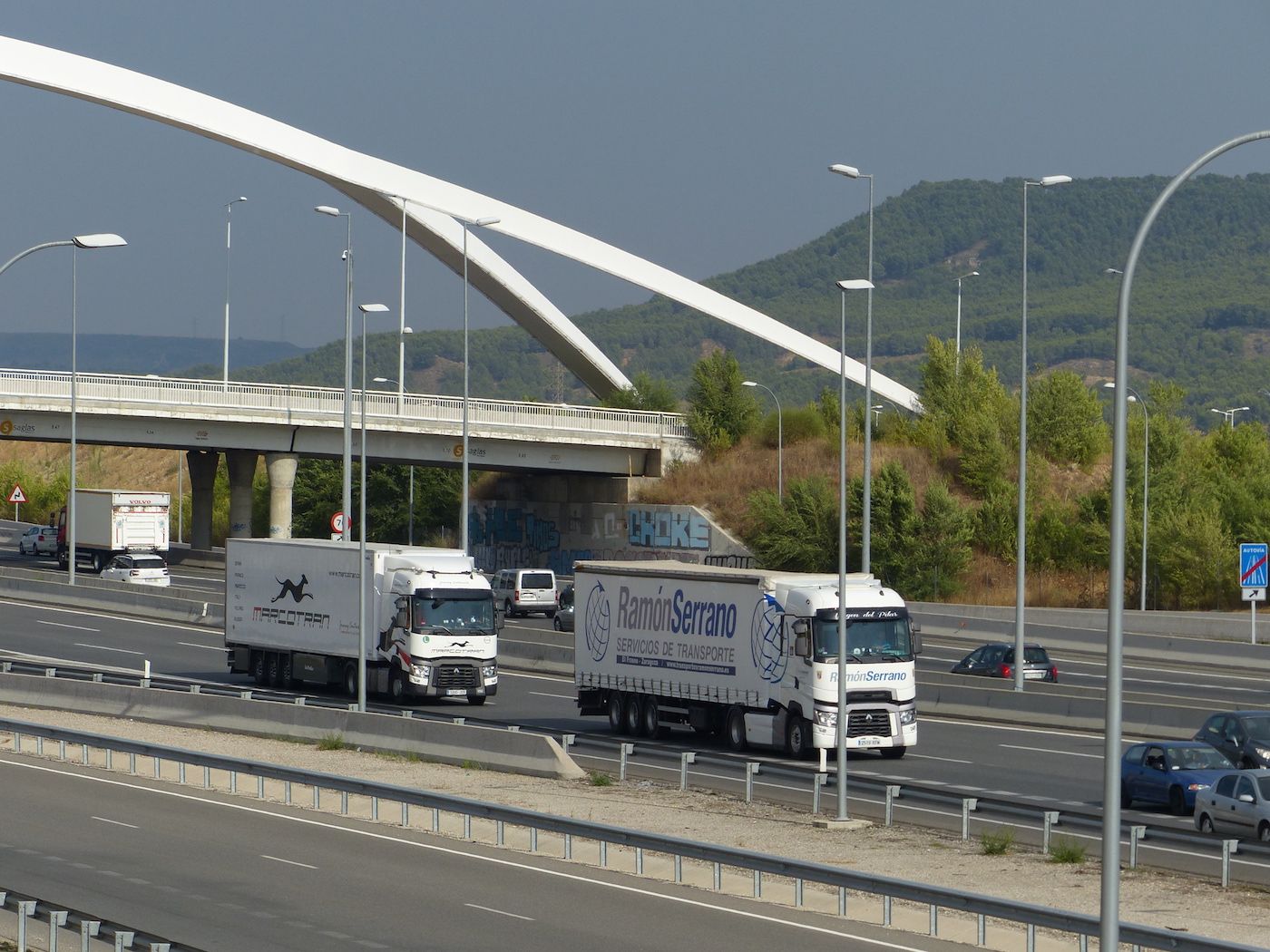 camion-camiones-transporte-carretera-marcotran-y-ramon-serrano-en-n2-a-su-paso-por-torrejon