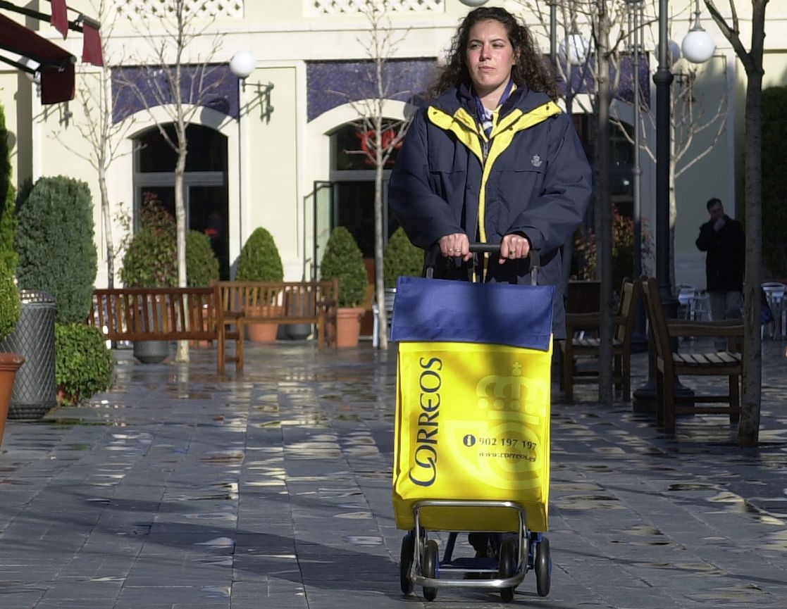 correos-cartera-con-carrito-de-reparto