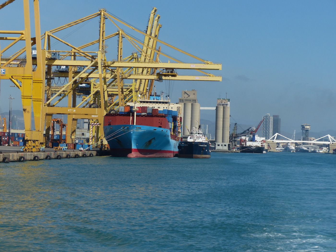 gruas-terminal-contenedores-tcb-puerto-barcelona-con-portacontenedores-nele-maersk-vista-del-puerto