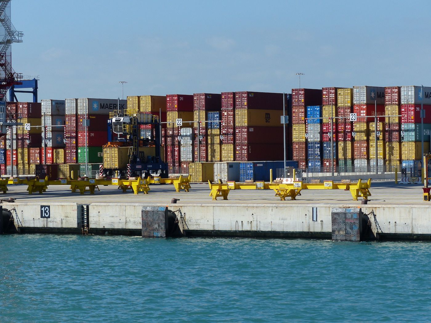 contenedores-apilados-en-terminal-best-puerto-barcelona