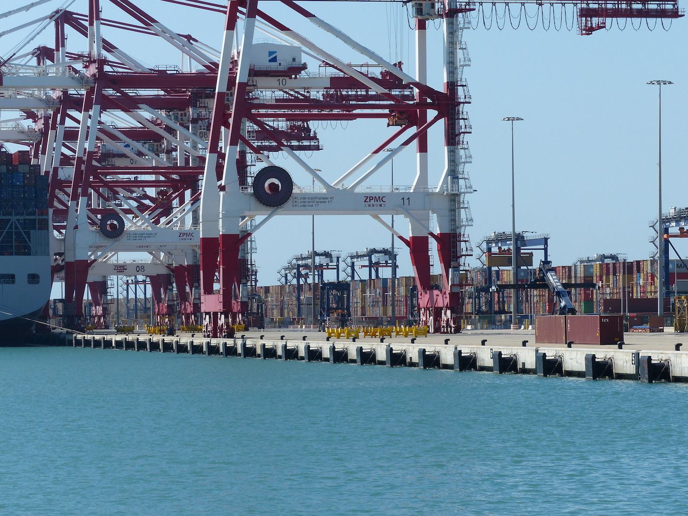 contenedores-terminal-best-a-traves-patas-gruas-estiba