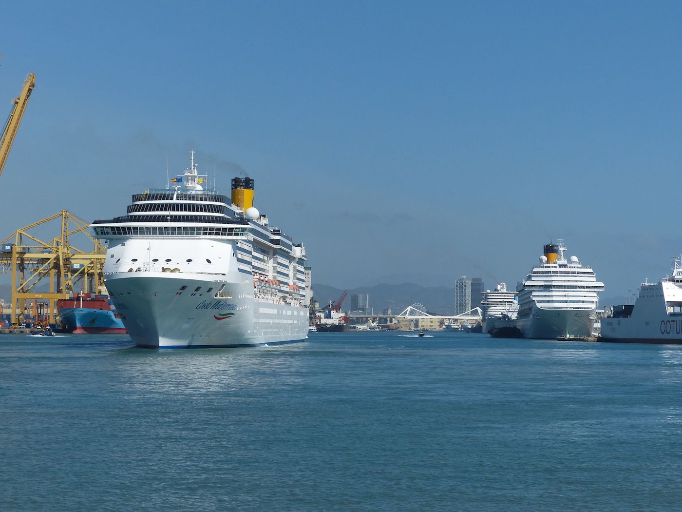 cruceros-de-frente-en-puerto-barcelona