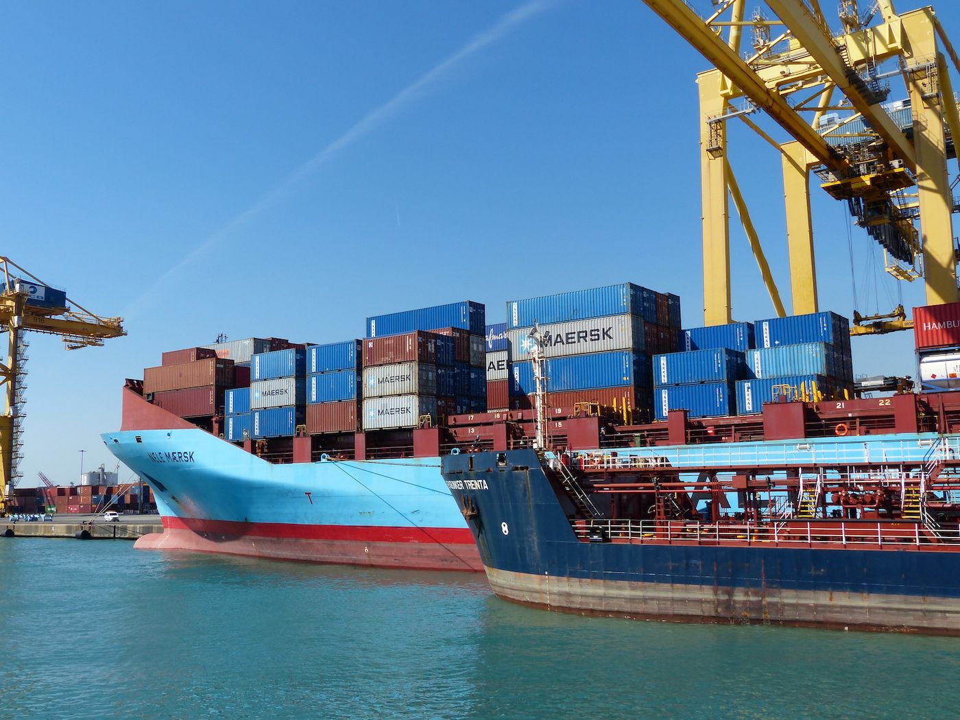 portacontenedores-nele-maersk-con-barco-bunkering-en-terminal-contenedores-tcb-puerto-barcelona