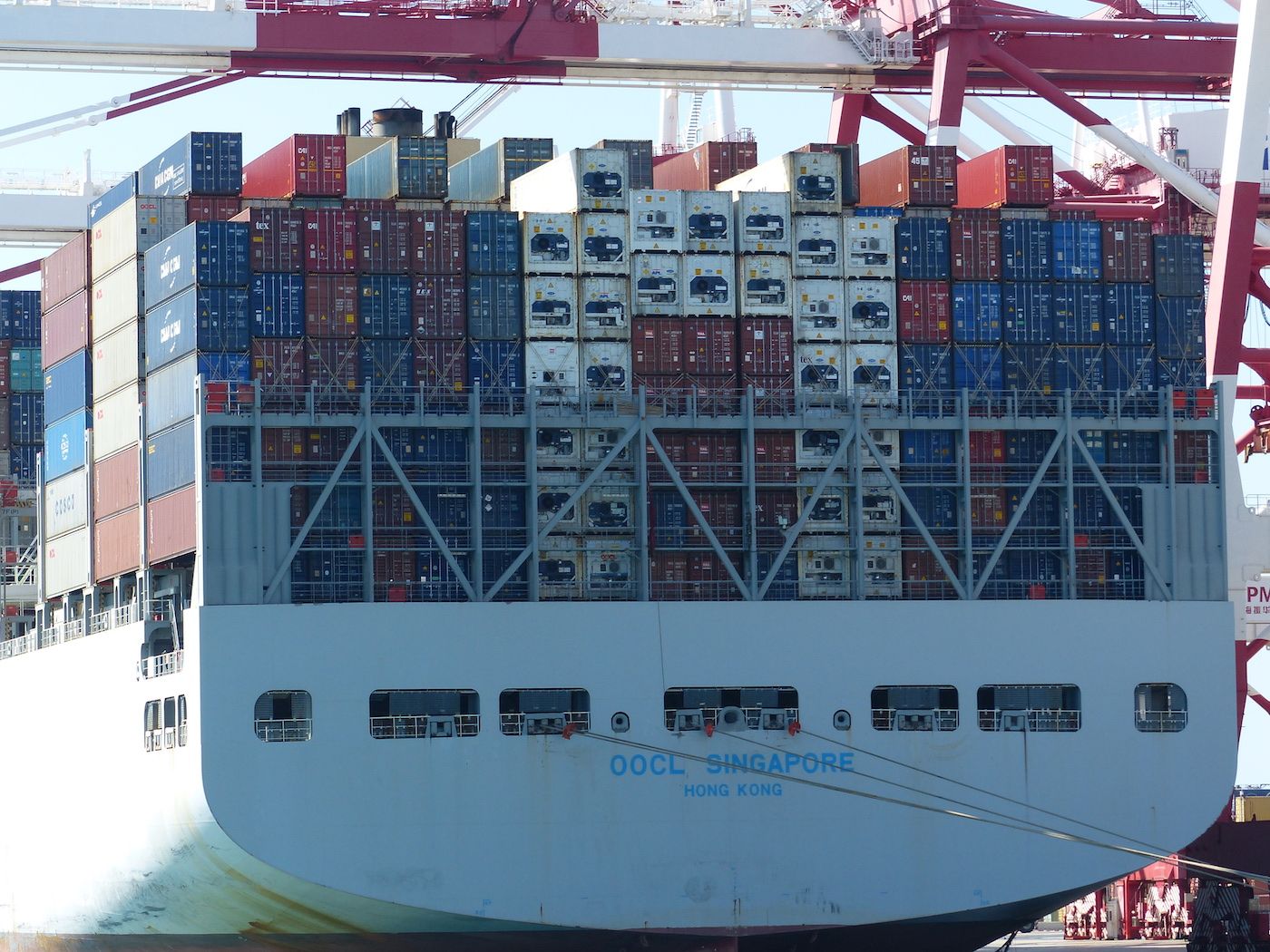 trasera-contenedores-maersk-en-terminal-best-puerto-barcelona trasera-contenedores-maersk-en-terminal-best-puerto-barcelona