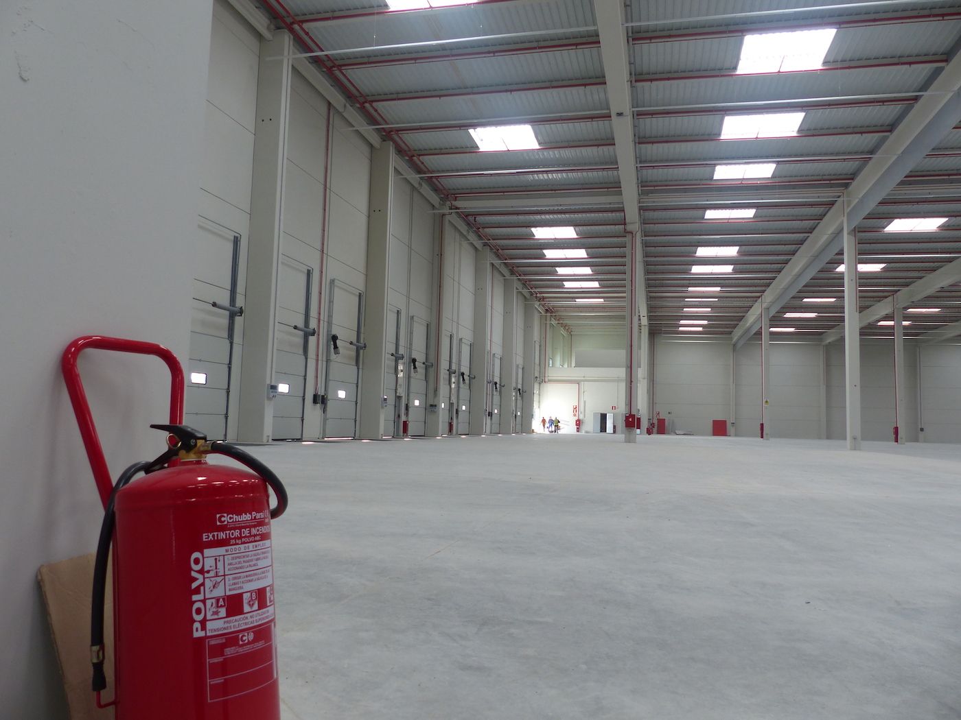 extintor-en-nave-logistica-contra-incendios