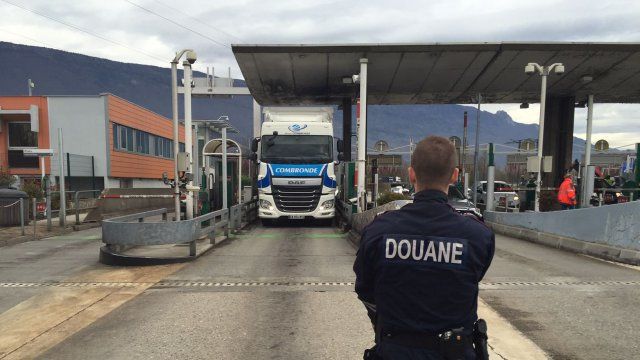 aduana-frontera-camion-carretera-gendarme-frances aduana-frontera-camion-carretera-gendarme-frances