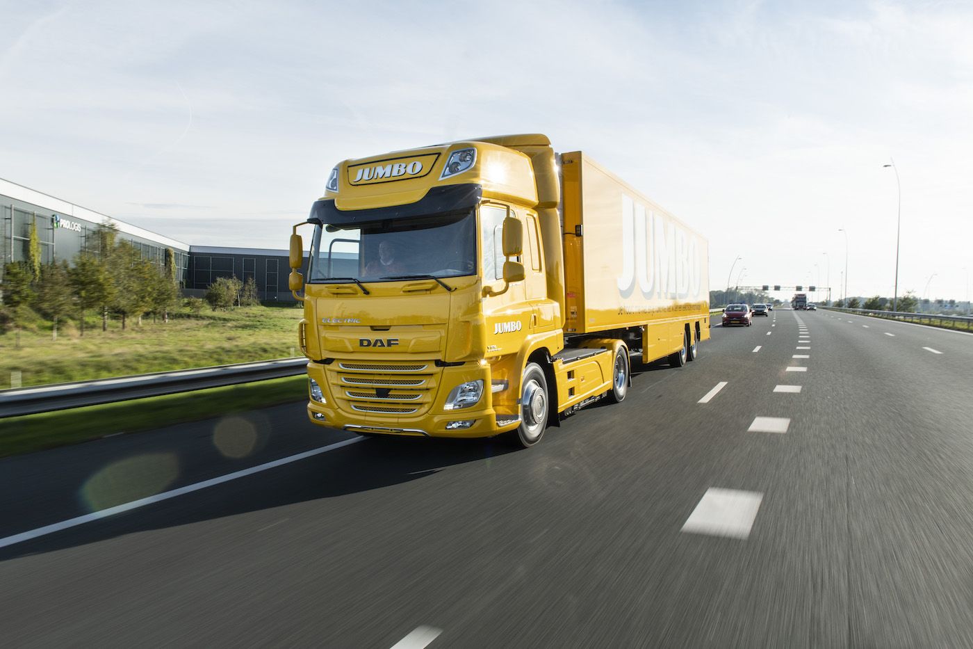 jumbo-takes-delivery-of-first-daf-cf-electric-01