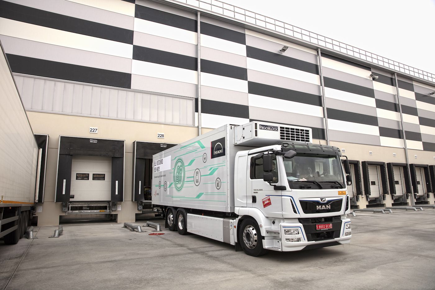 man-electrico-cargando-en-el-almacen