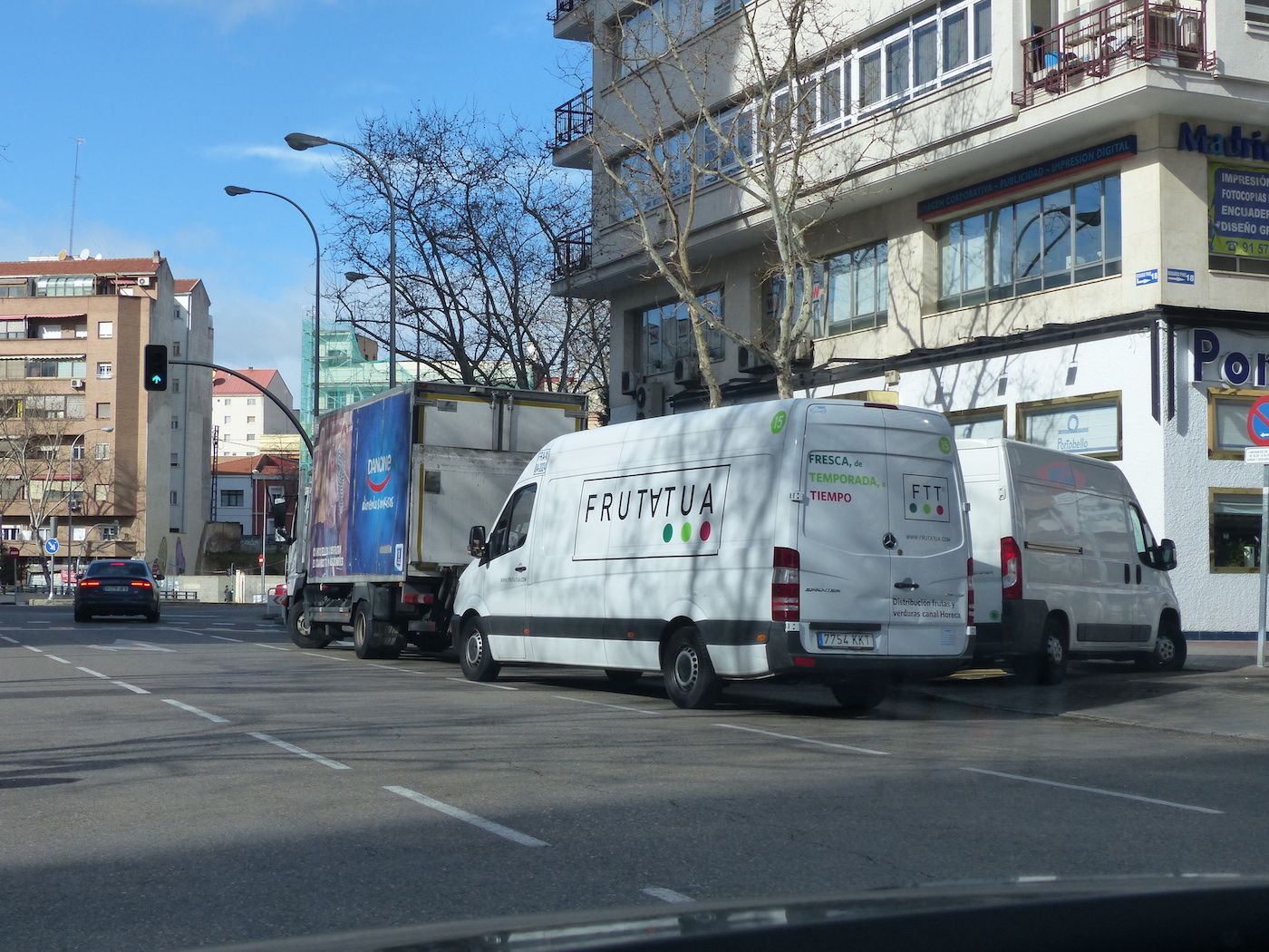 vehiculos-comerciales-en-una-calle-de-madrid