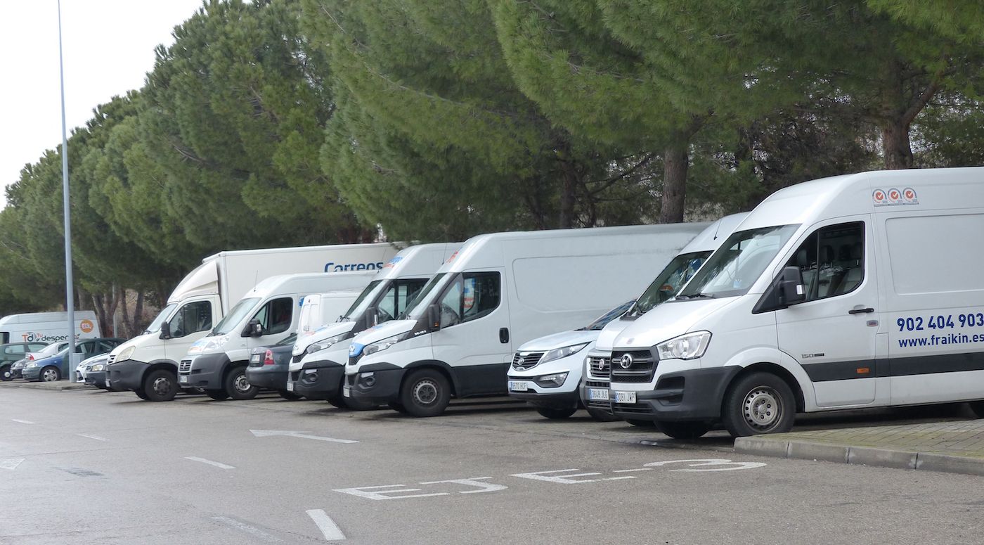 furgonetas-varias-marcas-aparcadas-en-ctm-madrid