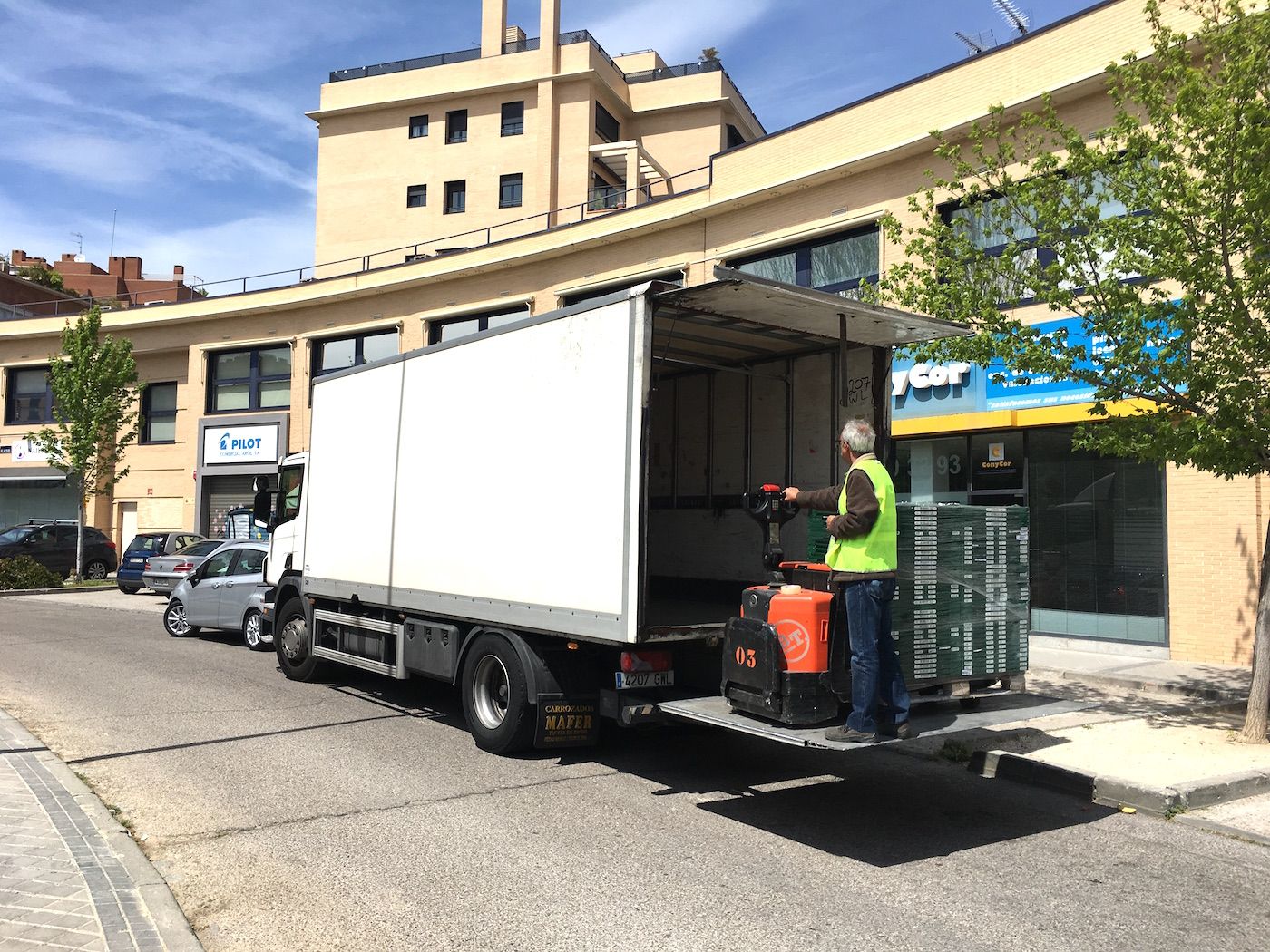 distribucion-urbana-transpaleta-palets-camion