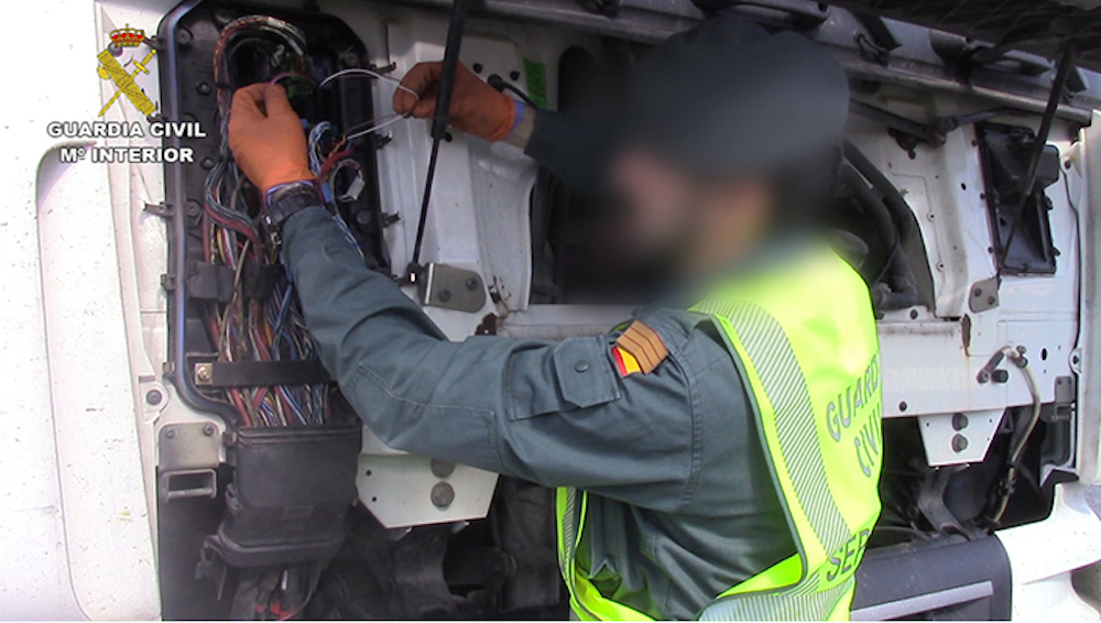 guardia-civil-investigando-can-bus-tractora-camion
