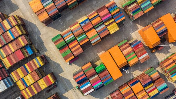 contenedores-en-un-puerto