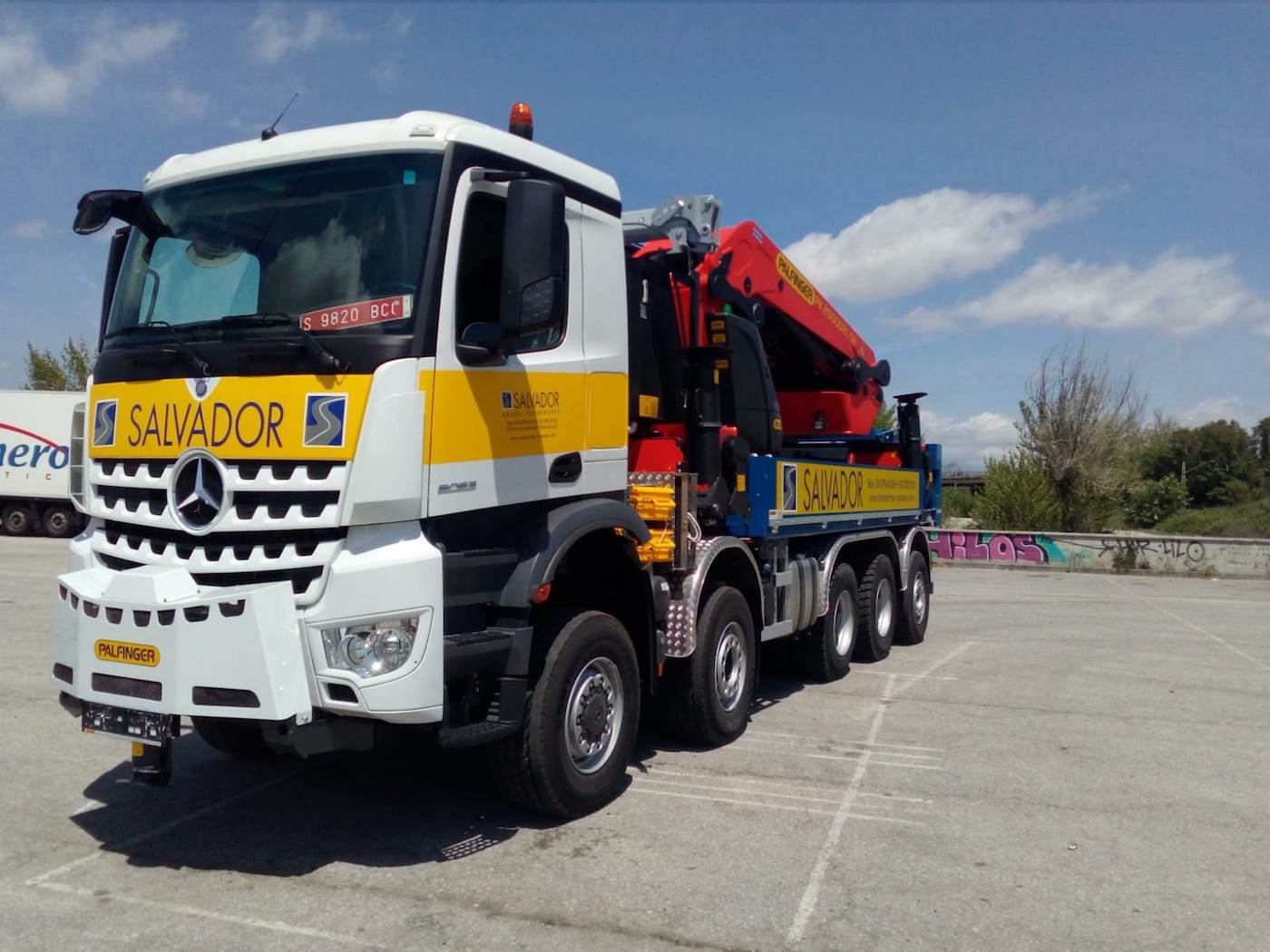 grua-sobre-un-mercedes-benz-arocs